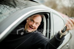 Lachende man met nieuwe auto